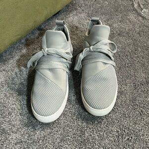 6.5 Steve Madden women’s tennis shoes Lancer light grey and white